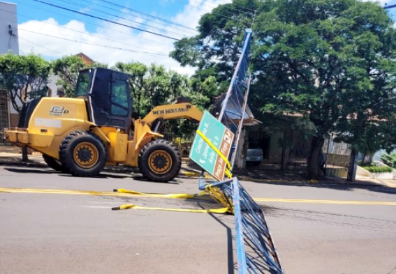 Prefeitura remove estruturas de placas turísticas por questões de segurança