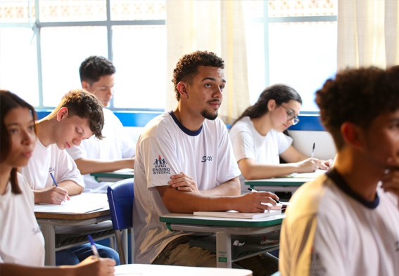 Governador sanciona lei que proíbe uso de celulares em escolas públicas e particulares de SP