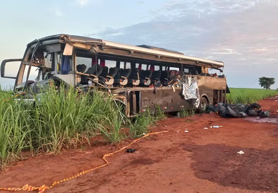 Acidente com ônibus universitário deixa ao menos 12 mortos
