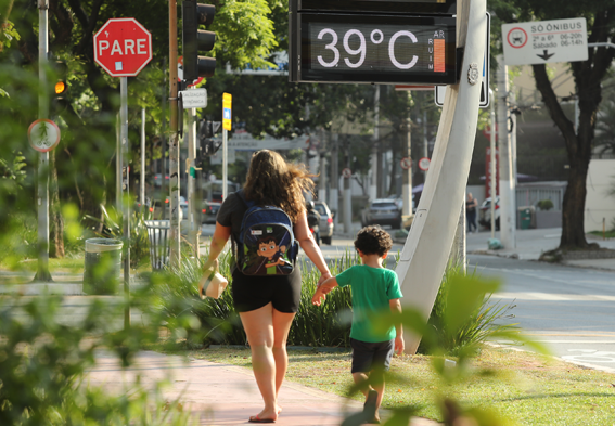 Calorão de SP pode causar desidratação e mal-estar; saiba como se proteger