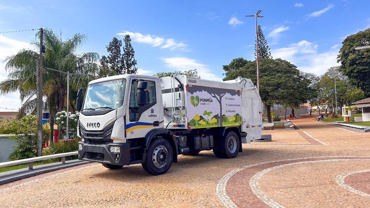 Prefeitura de Pompeia investe R$ 545 mil em caminhão de lixo e fortalece serviços de limpeza urbana