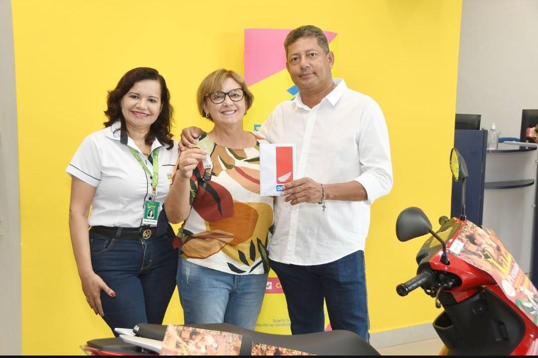 Campanha Natal Premiado da ACE contempla moradora de Quintana com moto 0 km